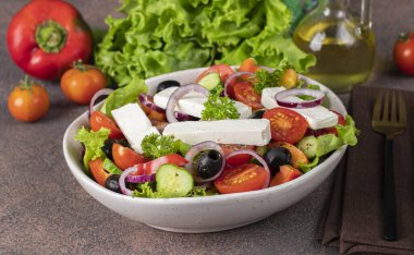 Klasik Yunan salatası, domates, salatalık, tatlı biber, zeytin, kırmızı soğan ve beyaz kasede beyaz peynir.