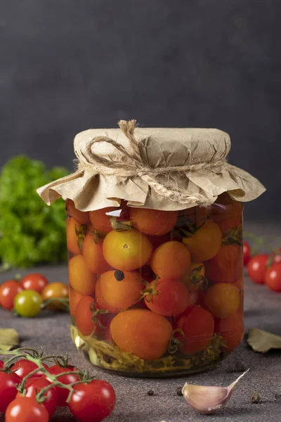 Pomodori Ciliegini Sottaceto Con Aglio Vaso Vetro Sul Tavolo Marrone Immagine Stock