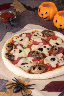 Peynirli hayaletler ve mantarlı Cadılar Bayramı pizzası.