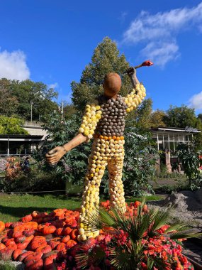 Ludwigsburg, Almanya 'da balkabağı festivali, 15 Ekim 2023: Farklı şekil ve boyutlardaki balkabaklarından renkli park heykelleri