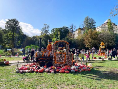 Ludwigsburg, Almanya 'da balkabağı festivali, 15 Ekim 2023: Farklı şekil ve boyutlardaki balkabaklarından renkli park heykelleri