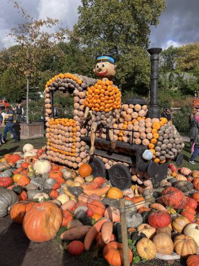 Ludwigsburg, Almanya 'da balkabağı festivali, 15 Ekim 2023: Farklı şekil ve boyutlardaki balkabaklarından renkli park heykelleri