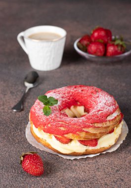 Fransız tatlısı Paris-Brest choux pastası, çilek ve muhallebiden yapılır.