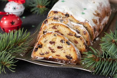 Metal tepside kuru meyveli Christmas German Stollen. Geleneksel ikramlar