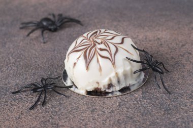 Bir tane örümcek ağlı kremalı kek - Cadılar Bayramı için fikir