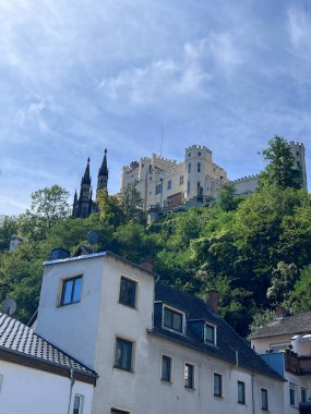 Almanya 'daki tarihi Stolzenfels şatosuna bakın.