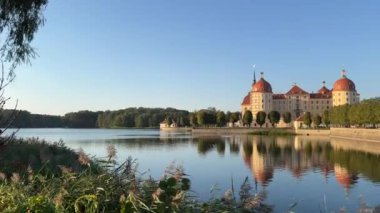 Moritzburg Kalesi - Barok Sarayı, suyla çevrili. Saksonya, Almanya. Genel görünüm
