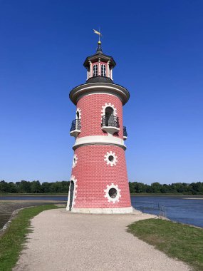 Almanya 'nın Saksonya kentindeki Moritzburg Kalesi yakınlarındaki gölde deniz feneri.