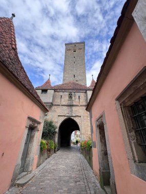 Rothenburg ob der Tauber, Bavyera 'daki Burgtor şatosu kapısı.