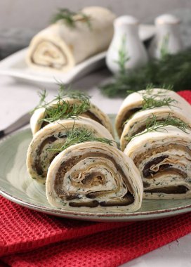 Patlıcanlı lavaş rulosu, sarımsak ve krem peynir, şenlikli aperatif, yakın çekim.