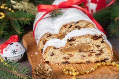 Yılbaşı Alman Stollen 'i badem ezmesi ve kurutulmuş meyveler tahtanın üzerinde pudra şekeri. Almanya 'da geleneksel ikramlar