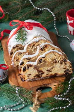 Yılbaşı Alman Stollen 'i badem ezmesi ve kurutulmuş meyveler tahtanın üzerinde pudra şekeri. Almanya 'da geleneksel ikramlar