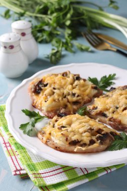 Mantarlı domuz pirzolası ve beyaz tabakta ananas.