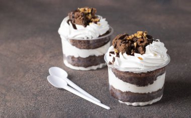 Çikolatalı kek, krem şanti ve fındık.