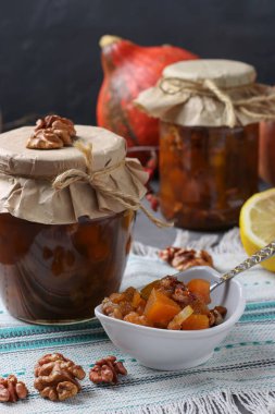 Ev yapımı balkabağı reçeli limon ve kavanozda ceviz ve kase