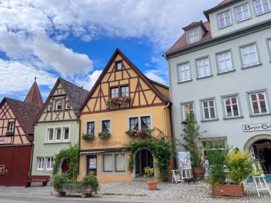 Rothenburg ob der Tauber 'deki eski evler, Almanya' daki resim gibi ortaçağ kasabası, ünlü UNESCO Dünya Mirası Alanı, 14.09.2024