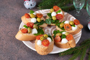 Ton balıklı pate, mozzarella, zeytin ve vişneli domates.