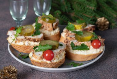 Fırında tavuk, işlenmiş peynir ve gri tabakta vişneli domates.