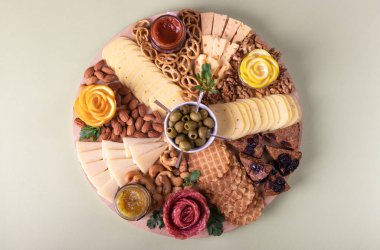 Jarcuterie 'de çeşitli sosisler, peynir, fındık, kraker ve meyveler bulunur. Ahşap tahtada modern çerez versiyonu, Top view