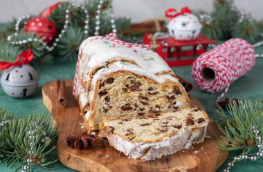 Yılbaşı Alman Stollen 'ı yeşil arka planda tahta tahtada. Geleneksel ikramlar. Kapat.