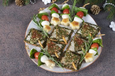 Çeri domatesli kraker ve kanepeler, mozzarella peyniri ve ıspanak.