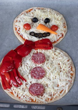 Pişirmeden önce kardan adam şeklinde pizza, hazırlama aşaması, Top View