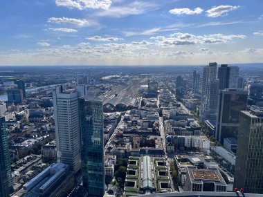 Maintower gökdeleninin yüksekliğinden şehrin görüntüsü, Frankfurt am Main, Almanya