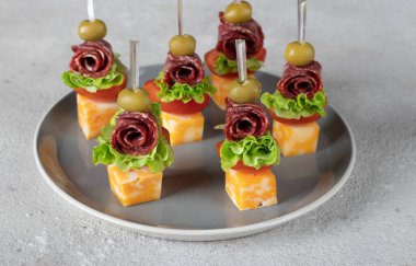 Sosisli kanepe, vişneli domates, peynir ve zeytinli.