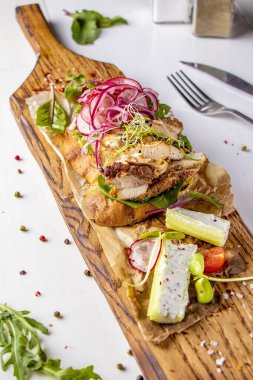 Tavuk, turp, mikroyeşillik ve kırmızı soğanlı