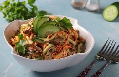 Tavuk kalpli salata, salatalık, havuç, soğan ve bezelye.