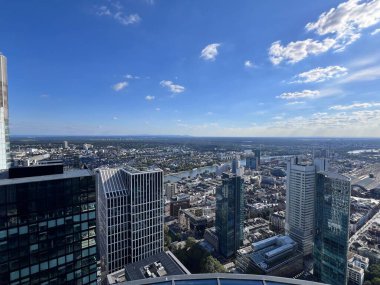 Main Tower, Frankfurt am Main, Hessen, Almanya 'dan Taunusturm ve Omniturm gökdelenlerinin görüntüsü, 15.09.24