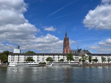 Ana Nehir ve St. Bartholomew Katedrali, Frankfurt am Main, Hessen, Almanya, 15.09.24