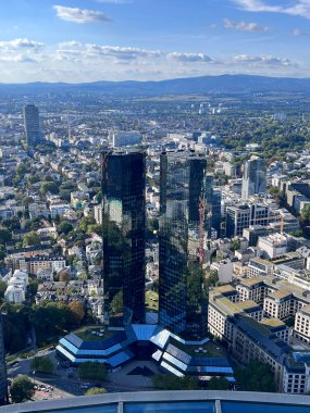 Deutsche Bank kuleleri, Frankfurt am Main, Almanya 'da ayna cepheli ikiz kulelerdir.