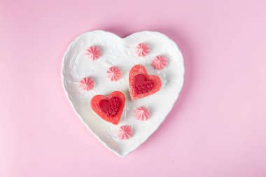 Beyaz kalp şeklinde, pembe arka planda tatlı marmelat kalpleri, Top view