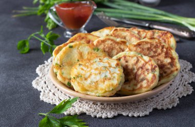Kahvaltıda ketçaplı yeşil soğan ve peynirli kızarmış börek.