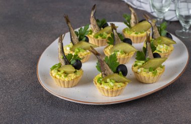 Baharatlı turta, yumurta ve hafif tabakta salatalık turşusu.