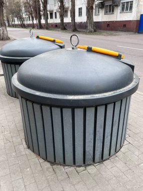 Yol kenarındaki şehir caddesinde modern çöp bidonları.