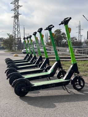 Kiralık elektrikli scooterlar, ekolojik ulaşım Kremenchug, Ukrayna, 7.11. 2024
