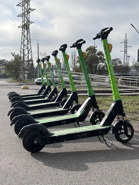 Kiralık elektrikli scooterlar, ekolojik ulaşım Kremenchug, Ukrayna, 7.11. 2024