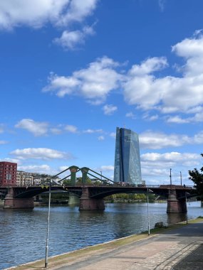 Avrupa Merkez Bankası, Frankfurt, Almanya, 15.09.24 'ün arka planında Bubys karayolu köprüsü bulunuyor.