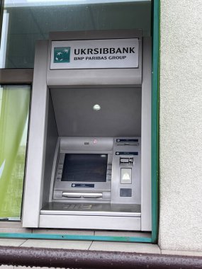 Merkez sokaklardan birinde bir UKRRSIBANK ATM, Kremenchug, Ukrayna, 31.03.2025