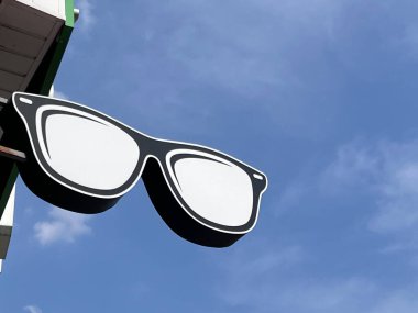 Optik mağazasının girişinde gözlük işareti.