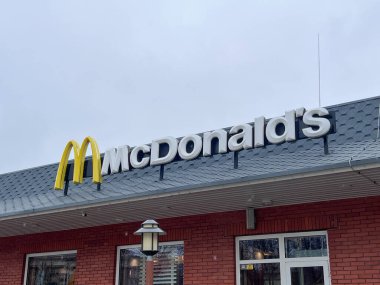 McDonald 's hamburger fast food restoranı. Binanın çatısında altın kemerli ünlü McDonalds logosu, Kremenchug, Ukrayna, 31.03.2025