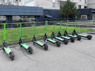 Kiralık motorlar, ekolojik ulaşım, Kremenchug, Ukrayna, 02.04. 2025