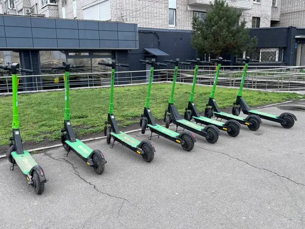 Kiralık motorlar, ekolojik ulaşım, Kremenchug, Ukrayna, 02.04. 2025