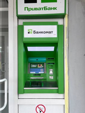Merkez caddelerden birinde bir ATM, Kremenchug, Ukrayna, 31.03.2025