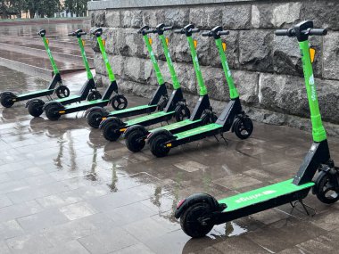Kiralık elektrikli scooterlar, ekolojik ulaşım, Kremenchug, Ukrayna, 31.03. 2025