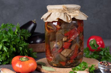 Patlıcanlı salata, sarımsak ve cam kavanozda tatlı biber.
