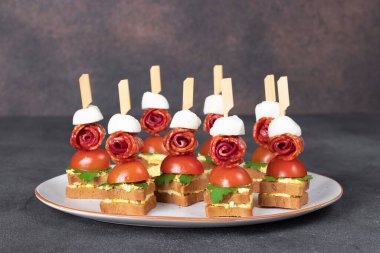 Sosisli kanepeler, kızarmış domatesler ve kızarmış ekmekler.