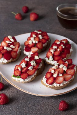 Kahvaltıda çilek, roka ve lacivert peynir.